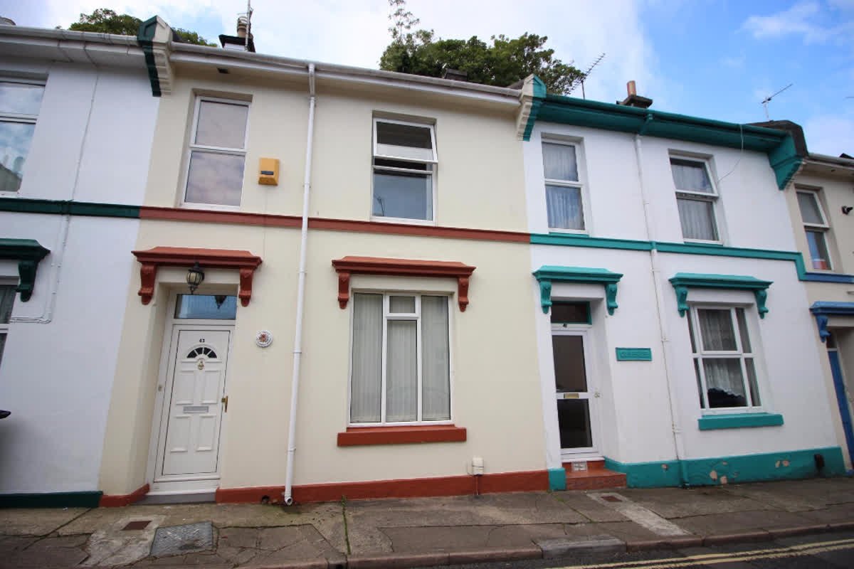 A period mid terraced house located not far from the town centre. qoo.ly/hucsi