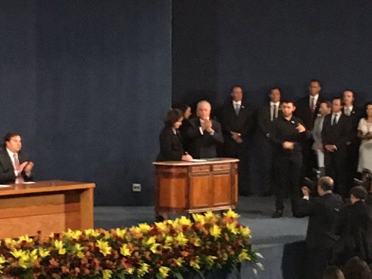 DanAdjuto's tweet photo. Temer assina o termo de posse de Raquel Dodge. https://t.co/qDIGxeMLVH