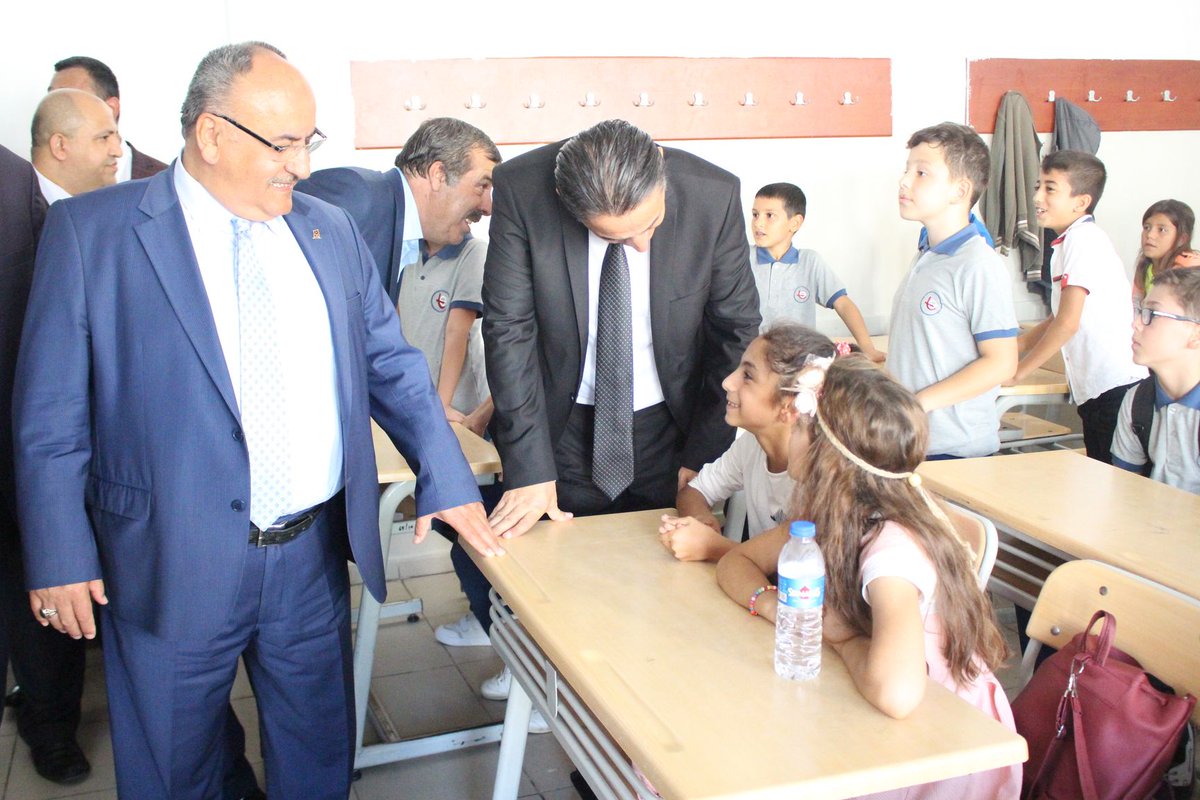 Kaymakam Suat DERVİŞOĞLU 2017-2017 eğitim-öğretim yılının açılışında Ümraniyeli öğrencilerle bir araya geldi.
umraniye.gov.tr/kaymakam-suat-…