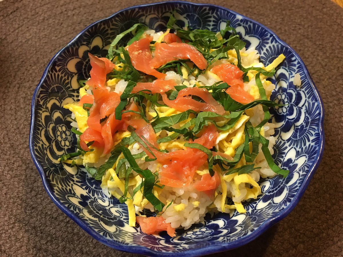 林恵子 はやしけいこ Twitter પર 今日の一品 スモークサーモンのちらし寿司 ご飯 酢 砂糖 塩で すし飯を作ります 錦糸卵を焼き 大葉は千切り サーモンは手で細かくちぎりました 半量のサーモン 大葉 卵 白ごまを酢飯と混ぜ 器に盛りました スモーク