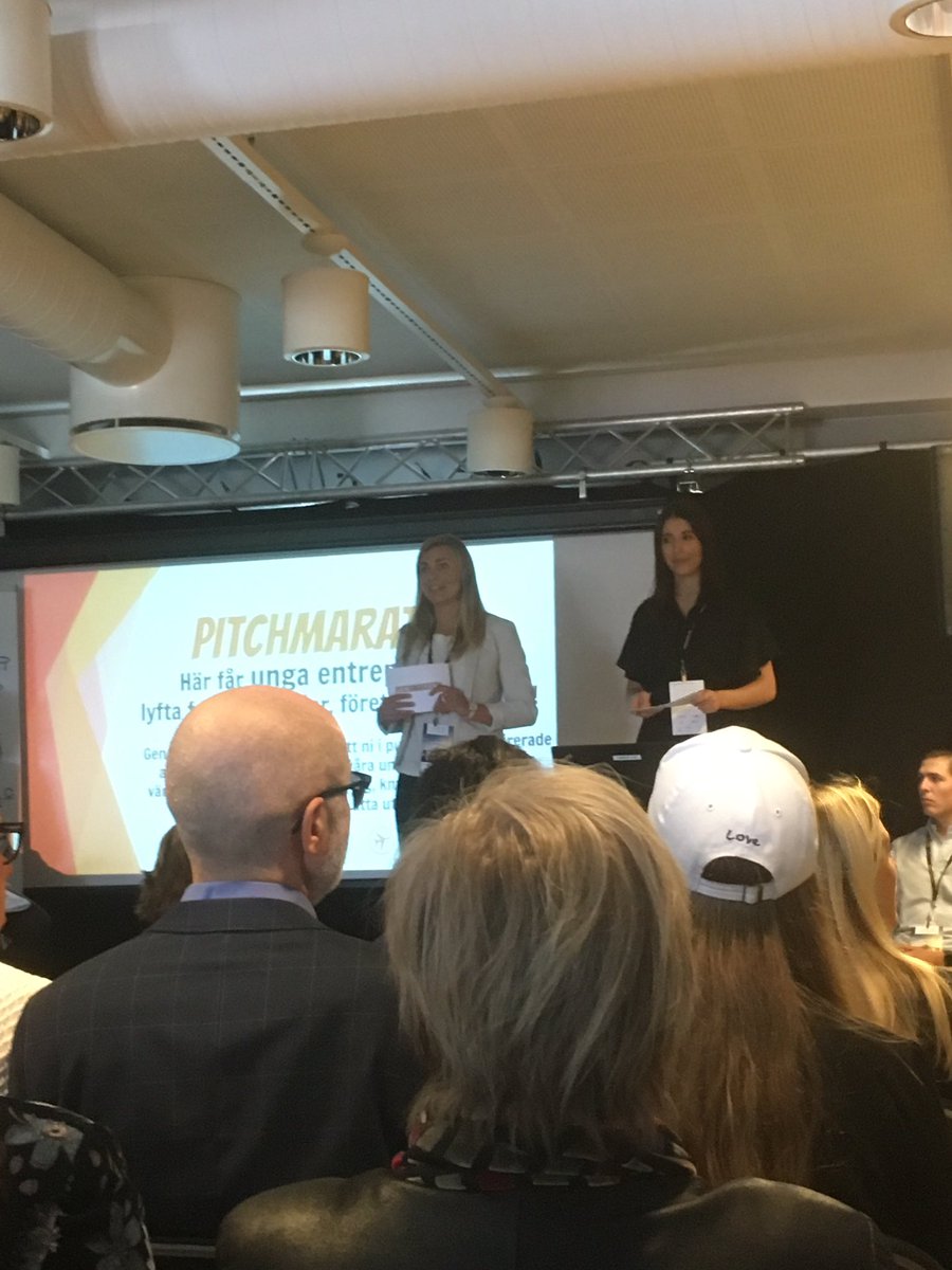 KarinKrGu's tweet photo. Pitchmaraton för unga. Nyskapande idéer serveras en proffspanel. #sverigesbästanäringslivsdag #skånenordost https://t.co/D6spTTTxNd