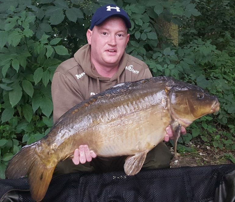 CoreBaits_uk's tweet photo. Kev with a mid 20lb mirror caught over a bed of CB4 and bubble gum custom pop up from his new water. #CB4effect #CB4 #corebaits https://t.co/LOa4GaLDup