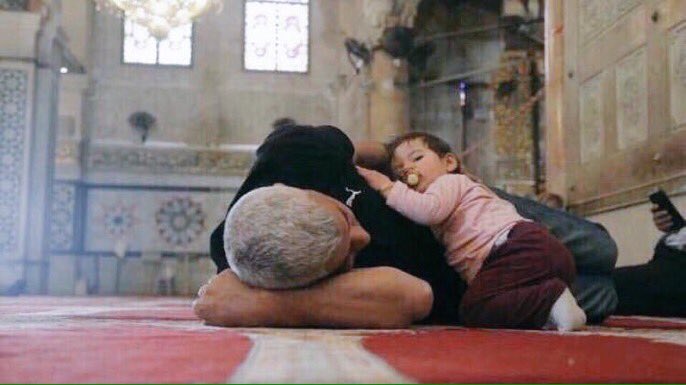 aziz_thiqatick's tweet photo. الطفلة نامت في أمان الأب ، والأب نام في أمان الله : https://t.co/fXuDvJu1In