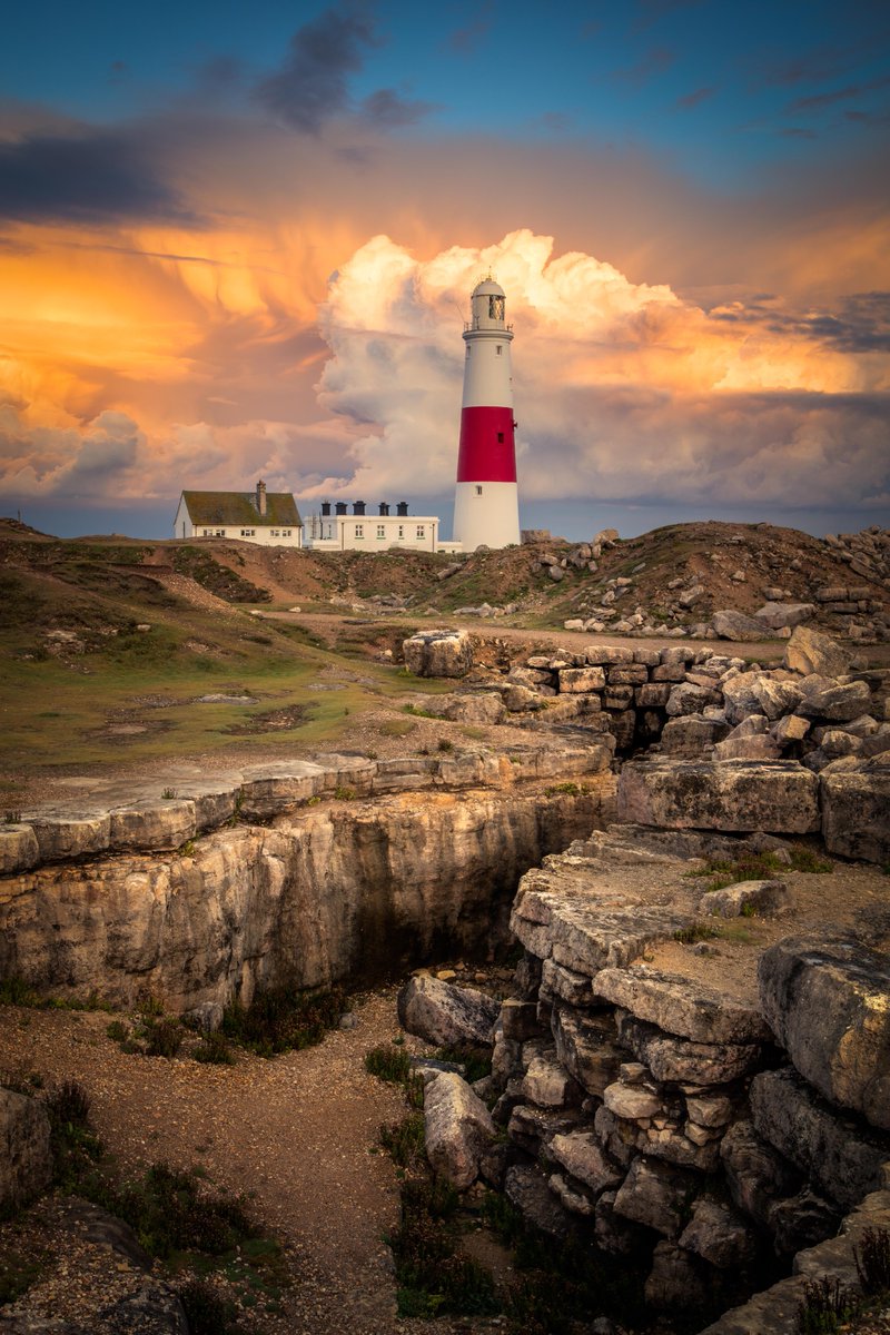 Lighting the lighthouse.#WexMondays @DorPublications #fsprintmonday #DorsetInPhotographs <a href="/StormHour/">#StormHour</a> #Appicoftheweek #lovelife