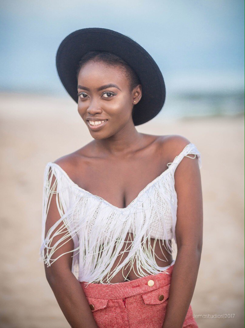 Hooks_haven's tweet photo. I'm not sure if crochet falls under this #drawingwhileblack thingy but I'm still giving it a shot. I'm Asabea 🇬🇭 and this is my form of art https://t.co/SJEONTh4Ru