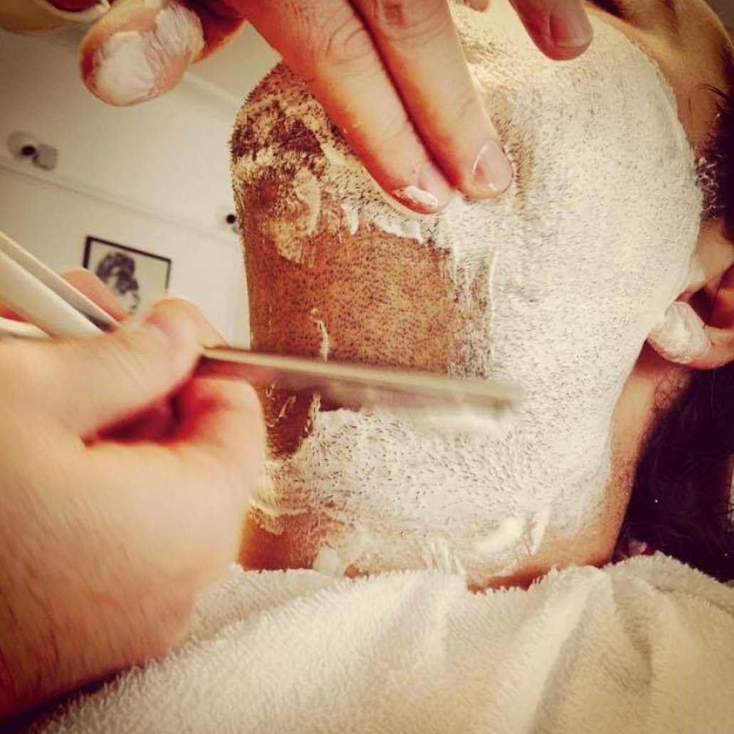 The_Barberhouse's tweet photo. Treat yourself to a cutthroat shave for the ultimate experience in luxury 👌 #shave #barber #luxurious 

For the discerning gentleman. https://t.co/4QVEFSPa8H