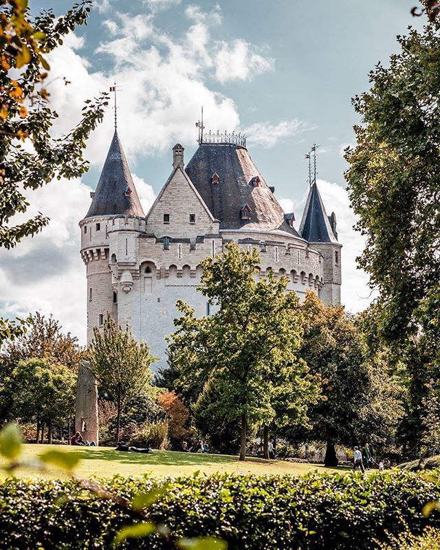 Did you know that you can visit this amazing medieval fortified #Brussels´ gate? bit.ly/HalGate - Pic by @GautierHouba