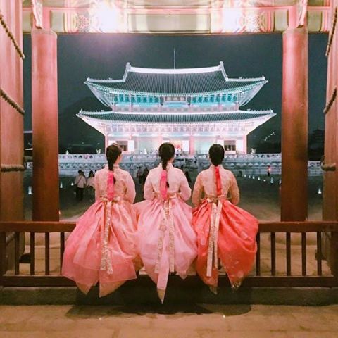 Why must women wear Hanbok skirt not pants to get free admission?
goo.gl/5sjKGE