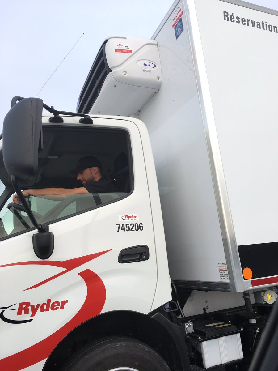 MsSaraValley's tweet photo. @RyderSystemInc one of your trucks just nearly crashed into us. He doesn't drive carefully at all. https://t.co/JbUAiHO6Gh