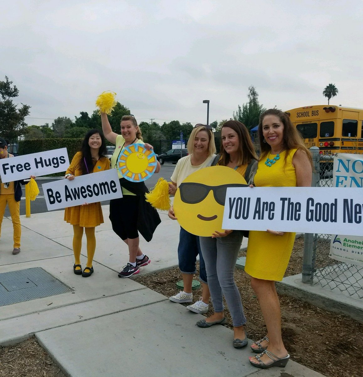 BartonBees's tweet photo. Sprinkle Kindness Day at #bartonschool #beekind Thanks to Mrs Taylor for leading our conga line!
Día de la amabilidad #seamable 😁🐝😄 https://t.co/XaxzAqjopw