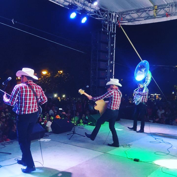 Los3DeSinaloa's tweet photo. #FelizLunes plebes, gracias #Pesqueria #NL por permitirnos ser parte de la #NocheMexicana el viernes pasado 😀👏👏 https://t.co/SXgd3UaLQR