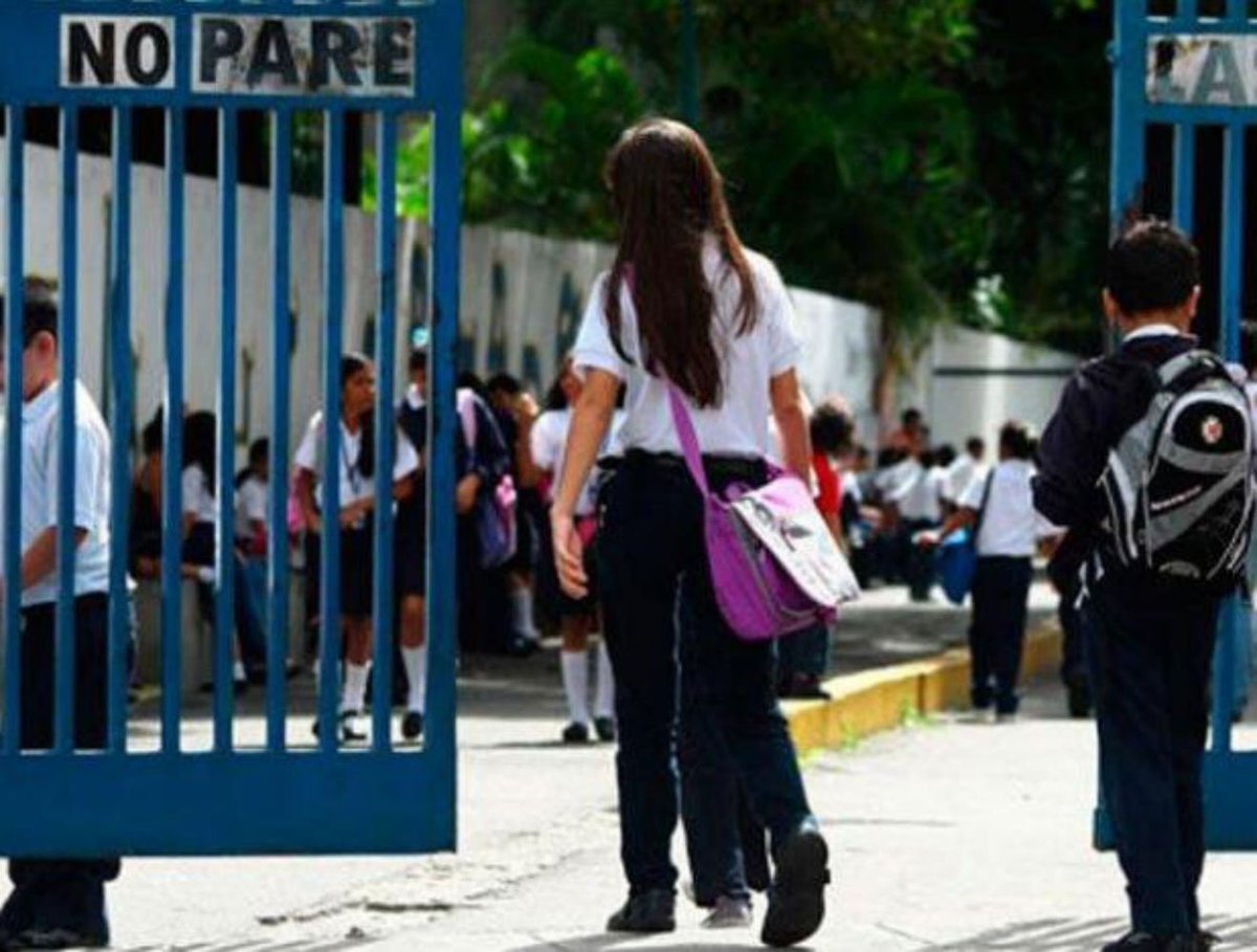 JauaMiranda's tweet photo. Mil bendiciones a la muchachada patria que hoy inicia clases. Mi reconocimiento a maestros y maestras,a los trabajadores. #VenezuelaAClases https://t.co/Up3EoYJHBA