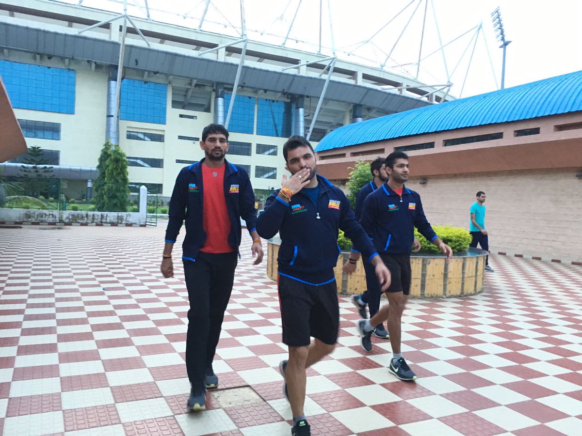 BengaluruBulls's tweet photo. The Bulls look upbeat as they enter the stadium for the evening session! https://t.co/nmfZmlwXaJ