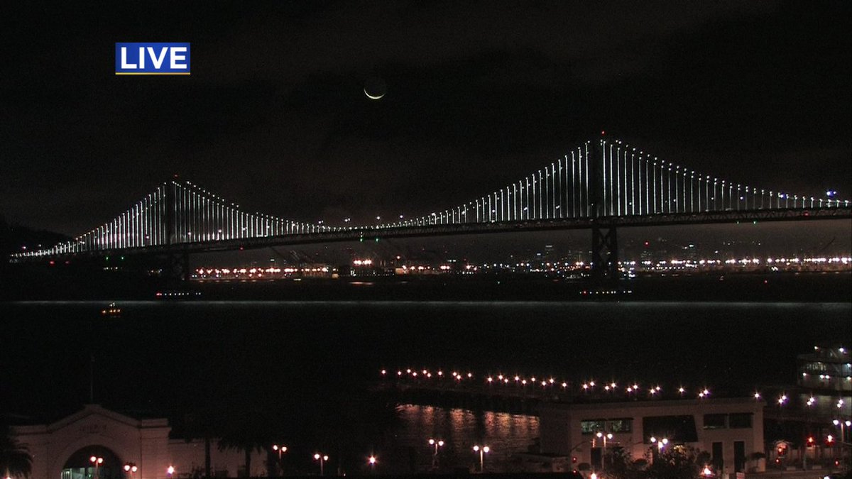 NedaNews's tweet photo. Good Morning #BayArea !!! See the sliver? #NiceMoon #BayBridge @CBSSF https://t.co/PxOAmmAc3C