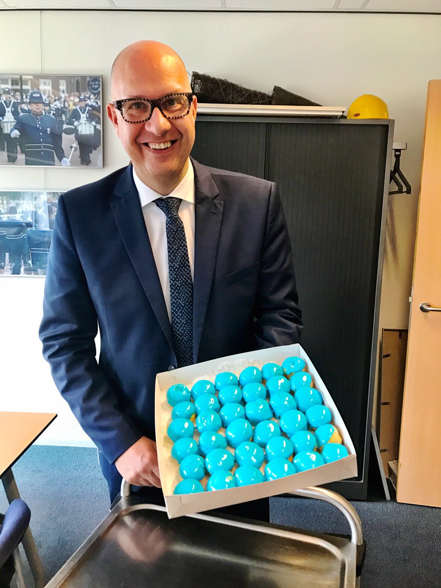 GemeenteVhn's tweet photo. Jack trakteert op zijn Veldhovens!
#jackbedankt @BMveldhoven https://t.co/8U0A6D1p1c