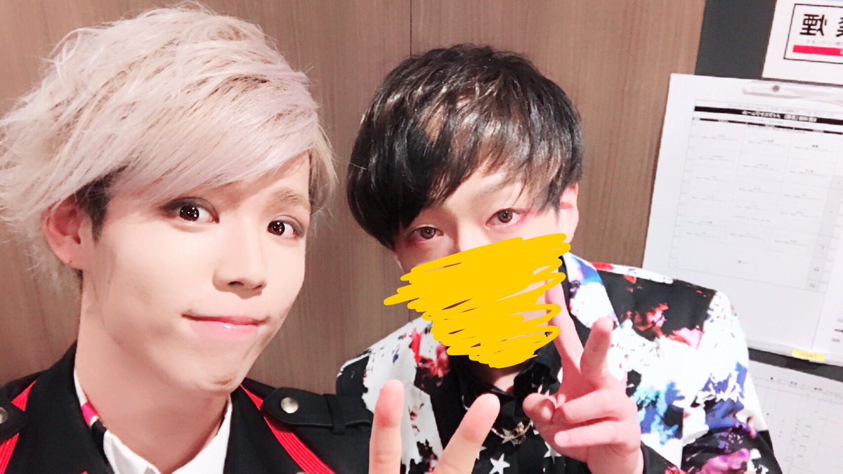 sen_sen_sen_sen's tweet photo. XYZ大阪公演にて、ツーショット沢山撮ってもらいましたー！その1
あらきさん×センラ
un:cさん×センラ
くら��どねす×センラ
そらるさん×センラ https://t.co/rYAMhIeryp
