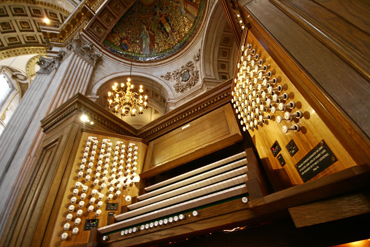 StPaulsLondon's tweet image. Think you can handle 10,000 pipes, 5 keyboards &amp;amp; 137 drawstops? Apply to be our new Sub-Organist or Organ Scholar 
➡️stpauls.co.uk/vacancies