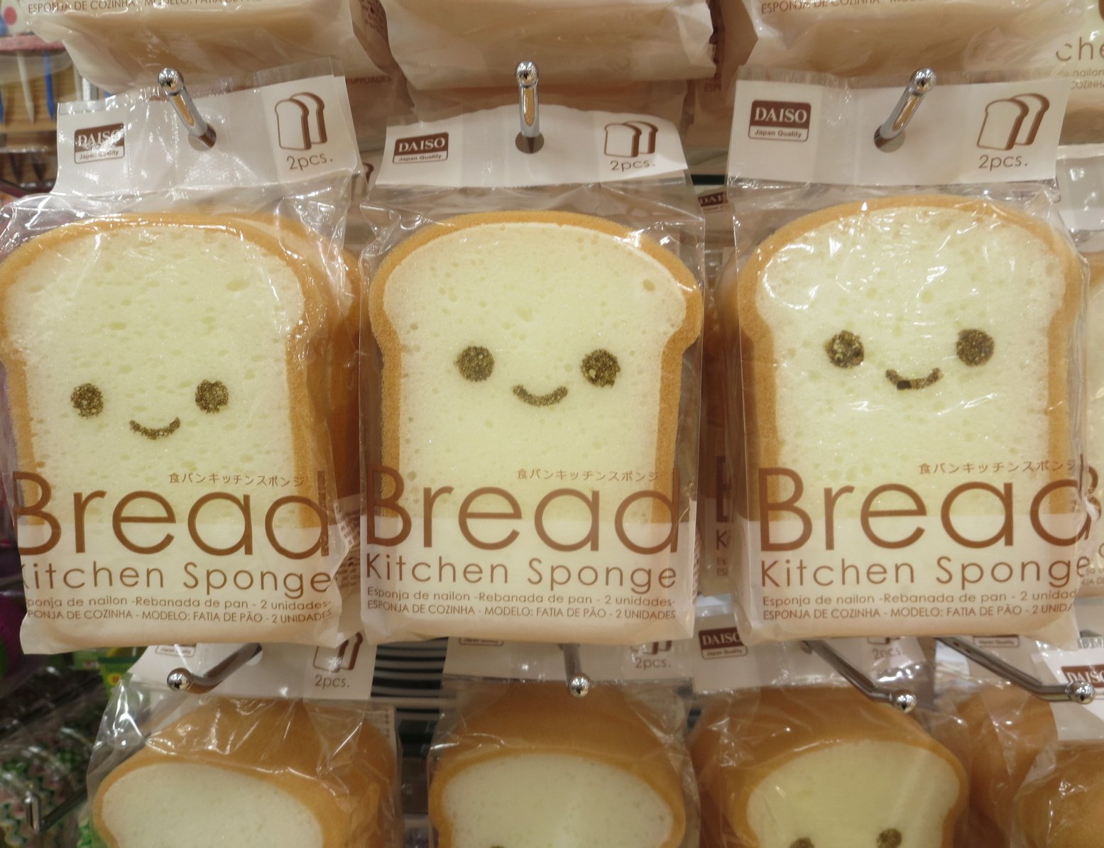 ケイト ダイソーでめちゃくちゃ可愛いスポンジ発見 食パンの形のスポンジで笑顔がとっても可愛い こうやって大量に並んでいると更に可愛さmaxやん T Co Tc9ipkygcf Twitter