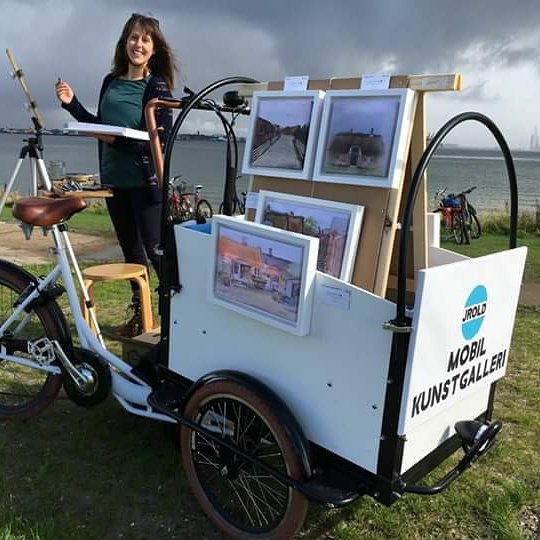 When you're a mom you have to learn to #multitask . #MobileArtGallery  #WomanEntrepreneur  #Fanø #Denmark #PleinAir #Art #Seaside #BikeLife