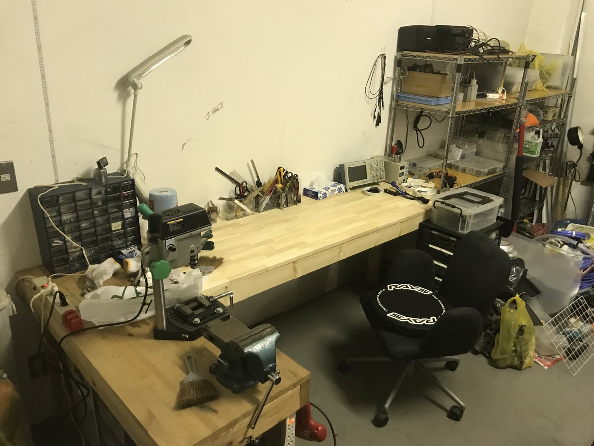 Moto 3 ガレージの作業机リニューアル 新調した10x600に前使ってた900x450の机をつなげて 小さいけど念願のボール盤も配備 Moto 3 ガレージの作業机リニューアル 新調した10x600に前使ってた900x450の机をつなげて 小さいけど念願のボール盤も配備