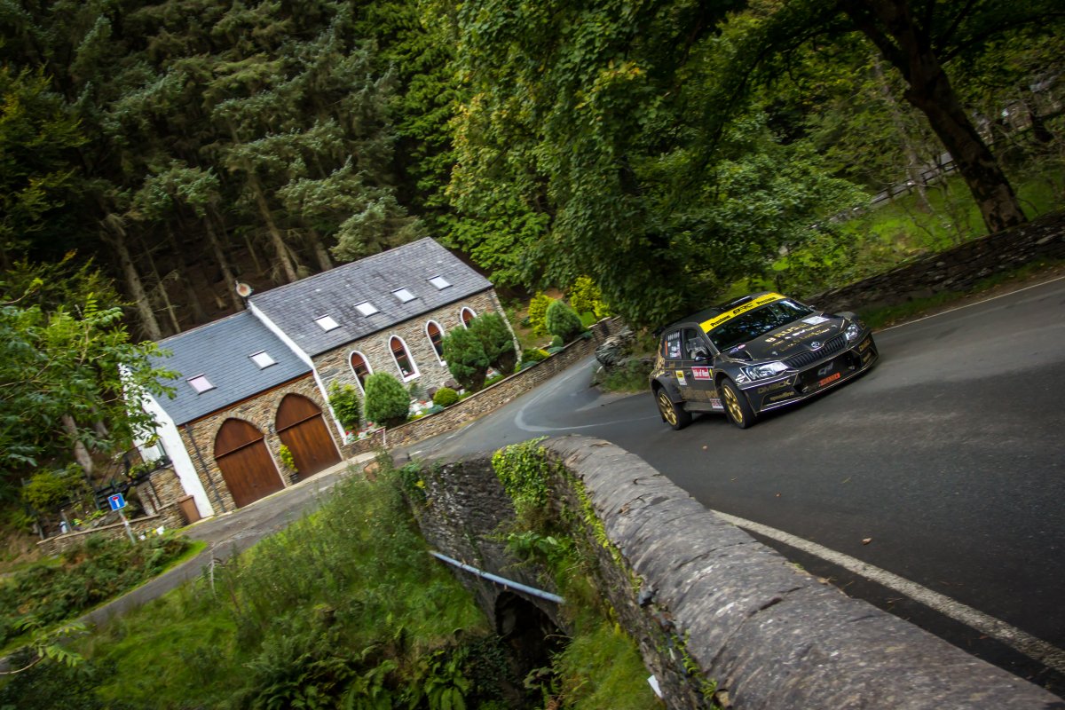 skodafabiar5's tweet photo. 📸 #Weekend #Photo #Flashback: Fredrik #Ahlin/Torstein #Eriksen at the #RallyIsleOfMan 🇮🇲. Check out our #gallery ➡️ https://t.co/okaJdOLRRl https://t.co/DfaDQCICUF