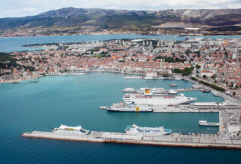 nauticalportal's tweet photo. 5️⃣🚢#CruiseShips
#arrivals
#lastweekend at
#PortOfSplit #Croatia
#travel
#cruising
#cruises
#sailing
#nauticalportal
https://t.co/v4G84Ow4nD https://t.co/DKTHHHGVbD