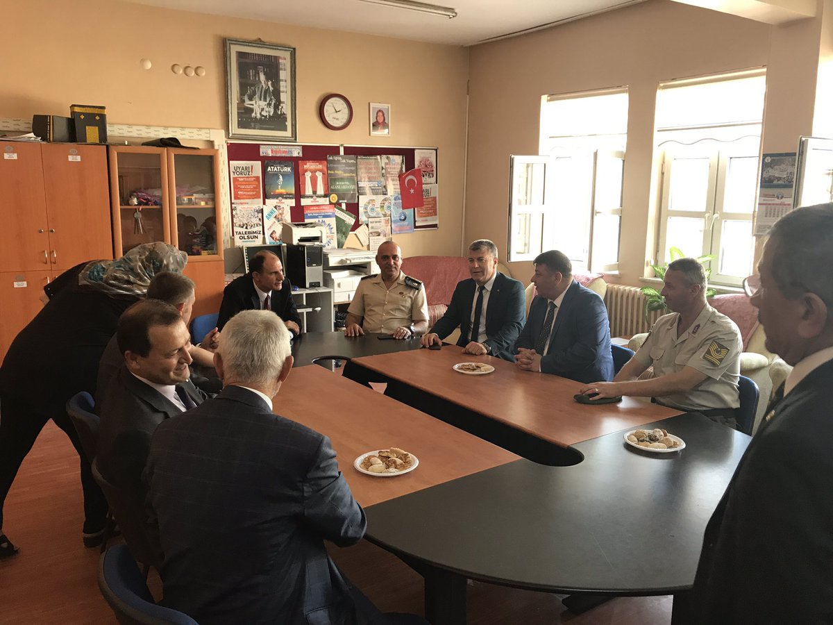meregliakparti's tweet photo. 2017-2018 eğitim öğretim yılı kutlama programına katılım sağladık.
Tüm öğrencilerimize başarılar diliyorum.

Mithat SOYLU https://t.co/reULyS892b