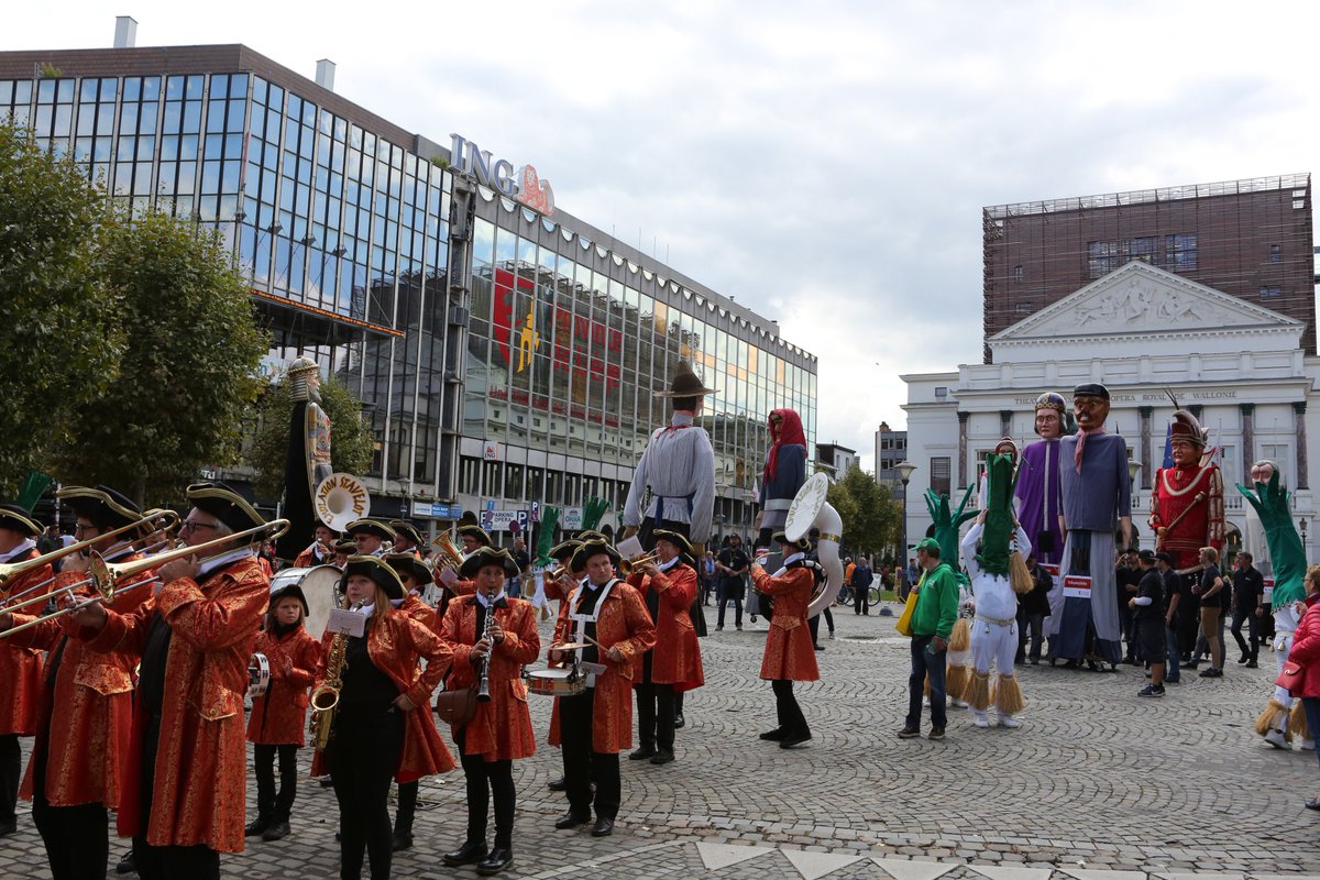 Quelques #photos du Cortège folklorique des #FetesdeWallonie à #Liège