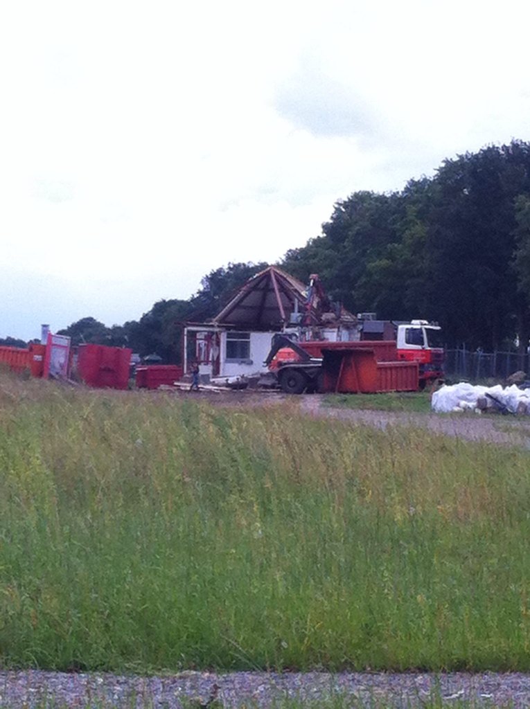 Vandaag is begonnen met de sloop van het kantoortje aan de voet van de berg... Over twee weken start het inrichten.