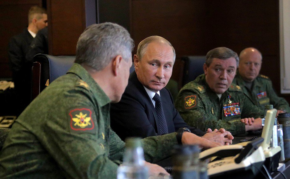 KremlinRussia's tweet photo. #Запад2017: Владимир Путин на полигоне «Лужский» наблюдал за основным этапом стратегических учений https://t.co/j8zrK5jONJ https://t.co/hWlnnI6UWa