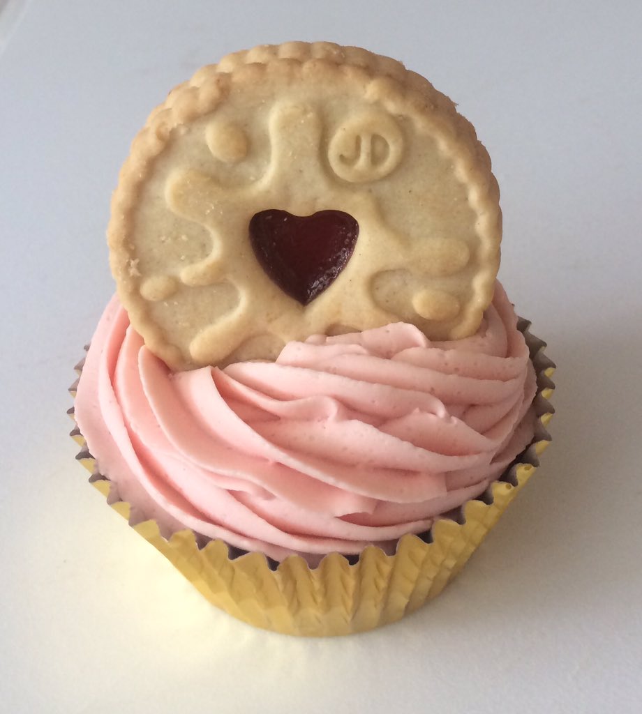 This afternoons #NationalCupcakeWeek inspiration is from <a href="/poppyscupcakes/">Poppy's Cupcakes</a> 😍

Unicorn🦄, Jammie Dodger &amp; Caramac Cupcakes!

#Chiswick #London