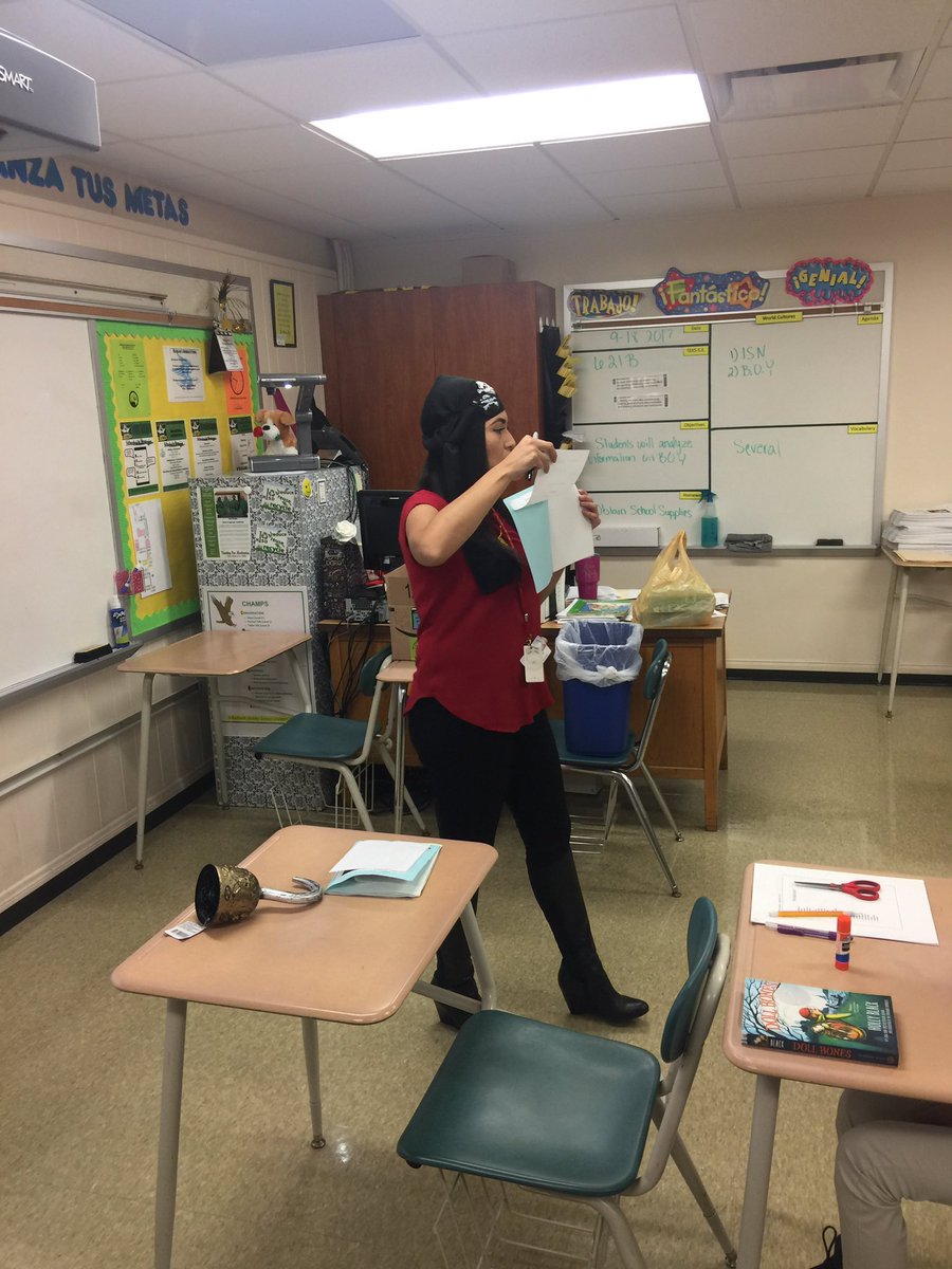 burbank_ms's tweet photo. Kicking off our One Semester, One Book! #DollBones #DualLanguage #6thGrade @burbank_ms https://t.co/n38uE1fgpU