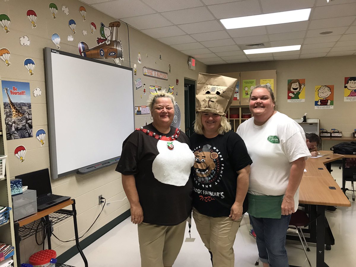rhondaroo10's tweet photo. Spirit Week 2017 Rhonda -- Reindeer Tracy -Tammy  Shea -Sookie Stackhouse #GCmusketeerMindset https://t.co/gRweHrS1tu