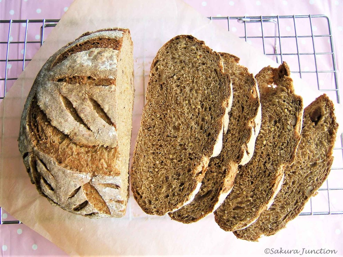 SakuraJunction's tweet photo. マルチシード #自家製酵母 パン クープ練習中
#Multiseeded #Sourdough Bread - Need better knife 4 scoring!
#baking #Bread #artisanbread #HomeMade #ベーキング #パン作り #パン https://t.co/EIzLmxw2DA