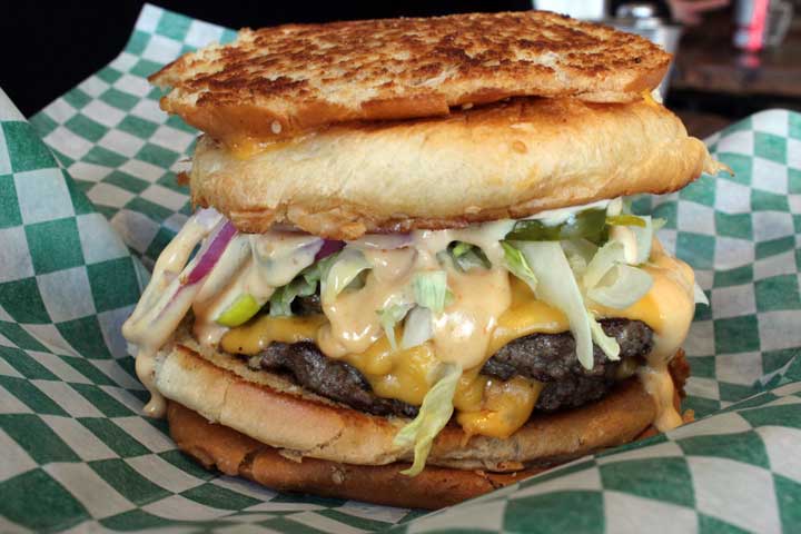 torontodotcom's tweet photo. Celebrate #NationalCheeseburgerDay the right way. #Toronto's best burgers: https://t.co/JdEhlNQoME 🍔🍔🍔 https://t.co/HTuGKrMYJF