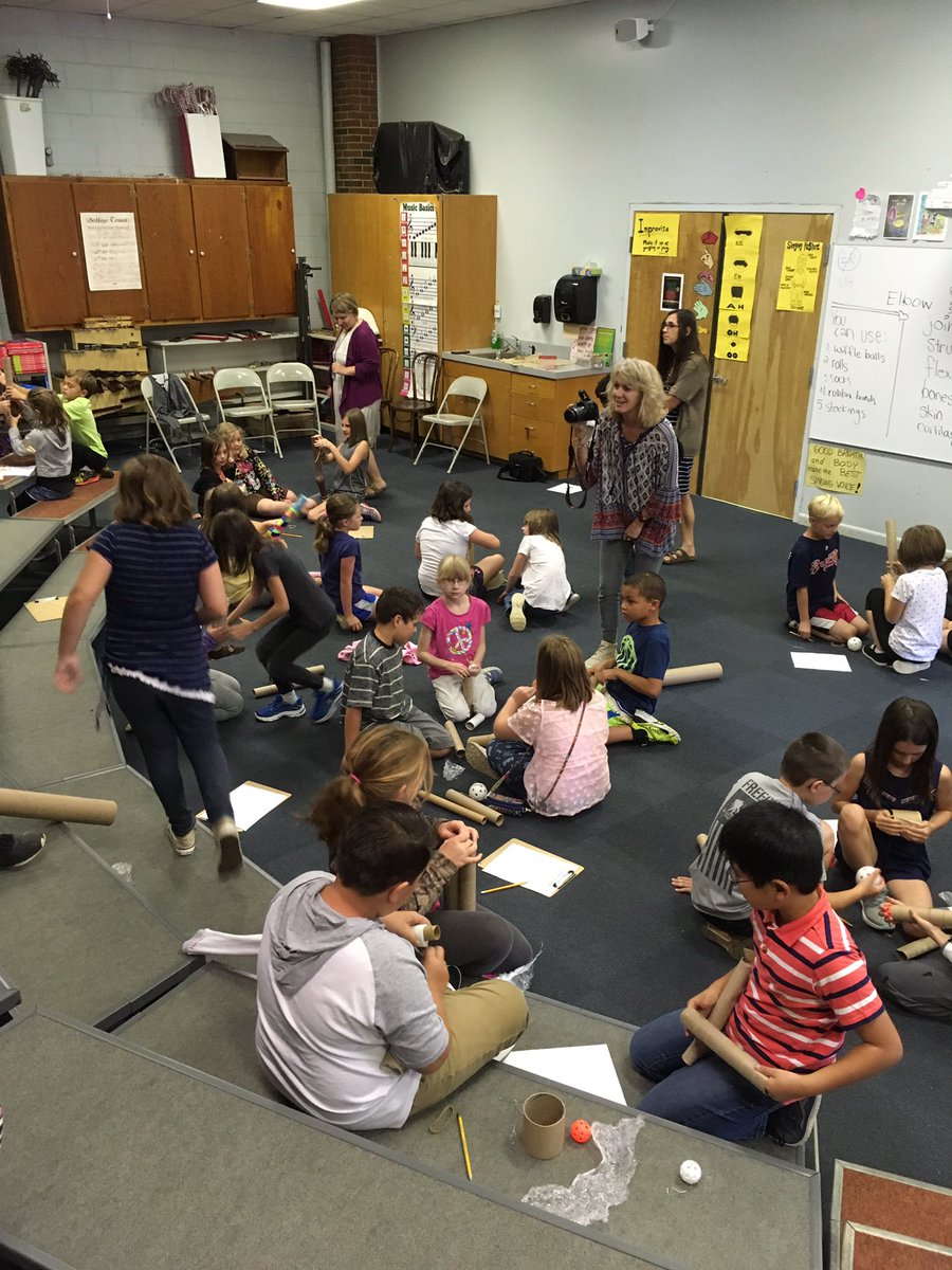 GreenValley_828's tweet photo. 3rd grade building human joints through culminating STEM project #collaboration #gvsrocks @sarahwcardwell https://t.co/Hkrz47tUPJ