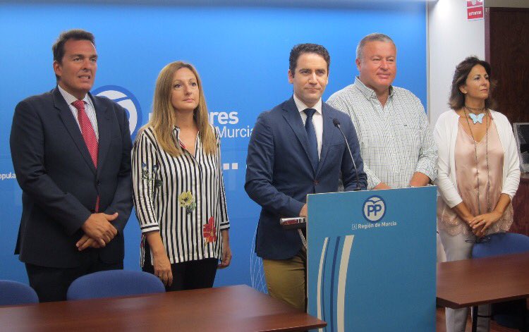 bernabepaco's tweet photo. Parlamentarios @PPRMurcia siempre al pie del cañón. Hoy trabajando sobre llegada AVE soterrado y regeneración playa de La Llana en San Pedro https://t.co/4Fzw6UvV4Q