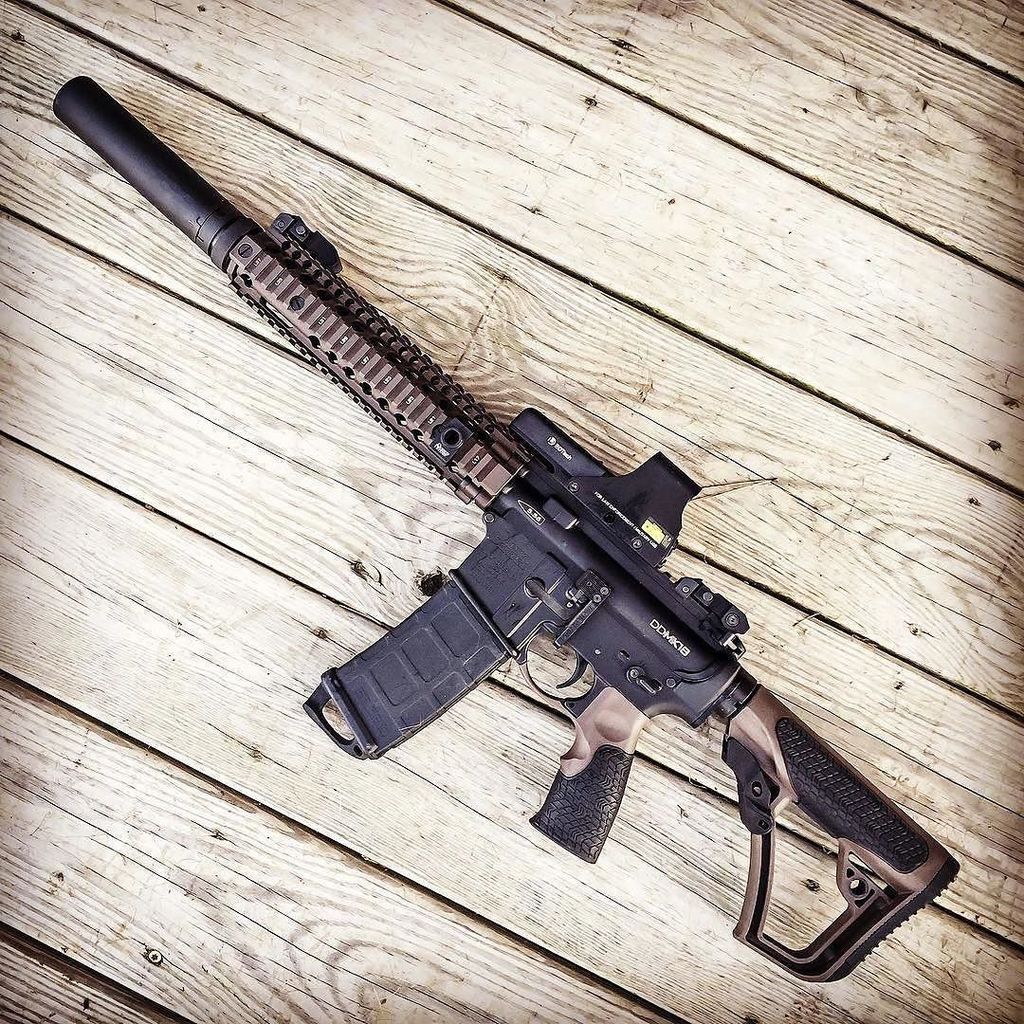ar15builds's tweet photo. 📸 @nfaaddict
・・・
One of my first SBRs, @danieldefense MK18 sporting a @silencerco Saker556 and optics from @eotech #ar15buildscom #sbr #ar1… https://t.co/LRfKdgoXKf