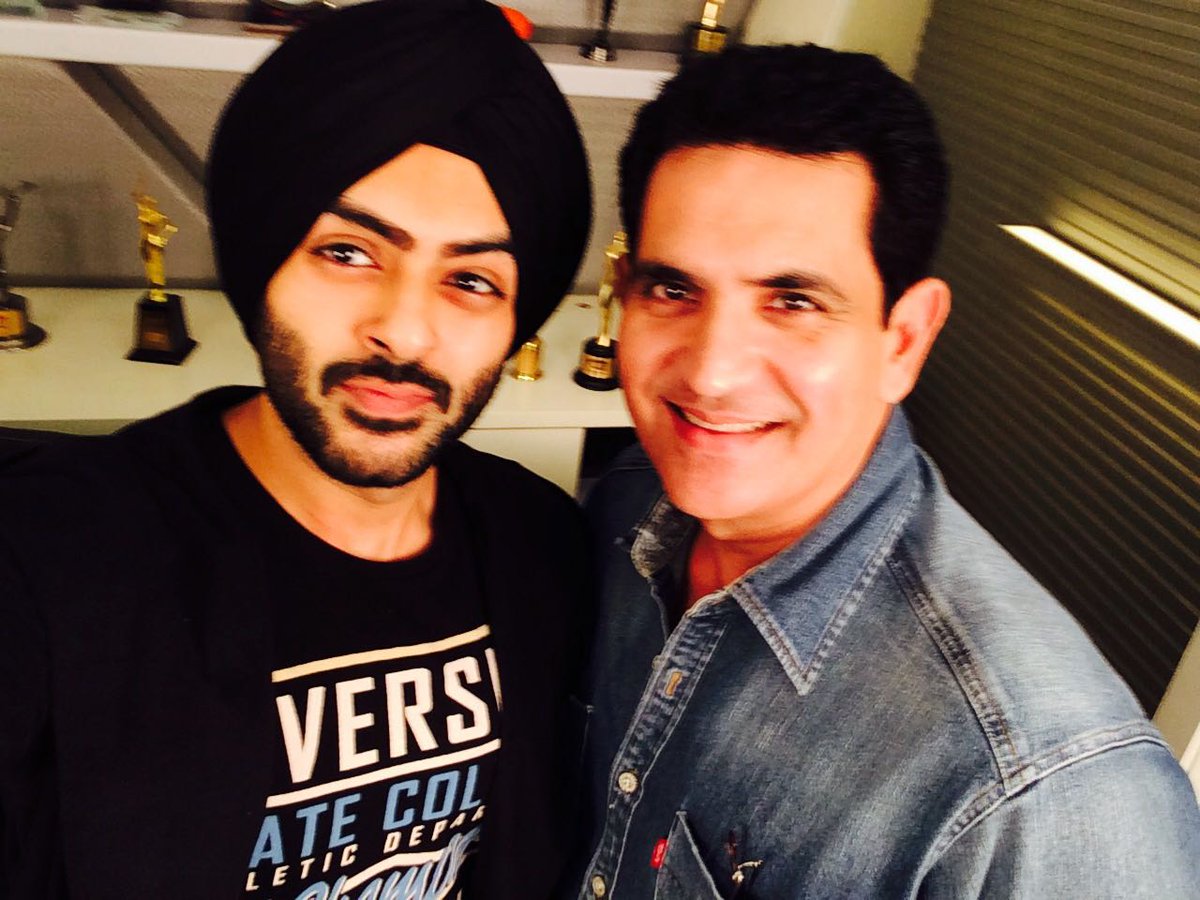 karan_chhabra's tweet photo. Looking fwd to #22sept for #Bhoomi and @OmungKumar !! #hideandShriek #savethedaughter @Vanita_ok !! https://t.co/n218V9MSuD