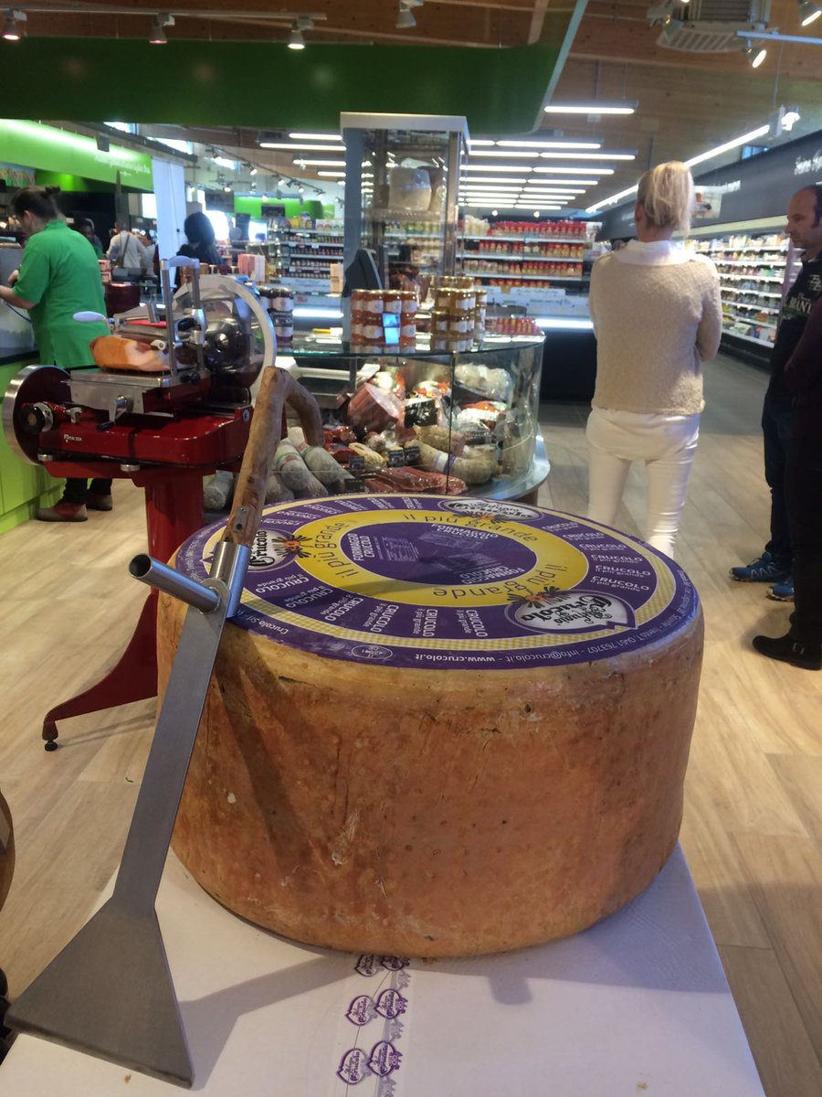crucolo's tweet photo. Degustazione prodotti #crucolo a Vienna #formaggio e #salumi . https://t.co/3IDYhbnxoe