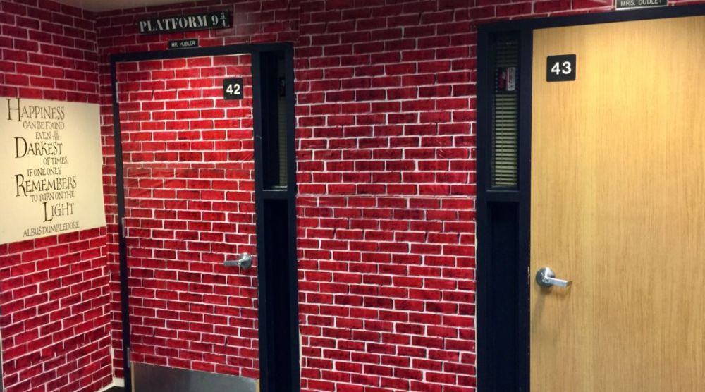 Harry_Potter_TM's tweet photo. Un profesor transforma su clase en Hogwarts para dar una sorpresa a sus alumnos.  

¿Te gustaría tener un profesor así? https://t.co/rlZZKl04Rg