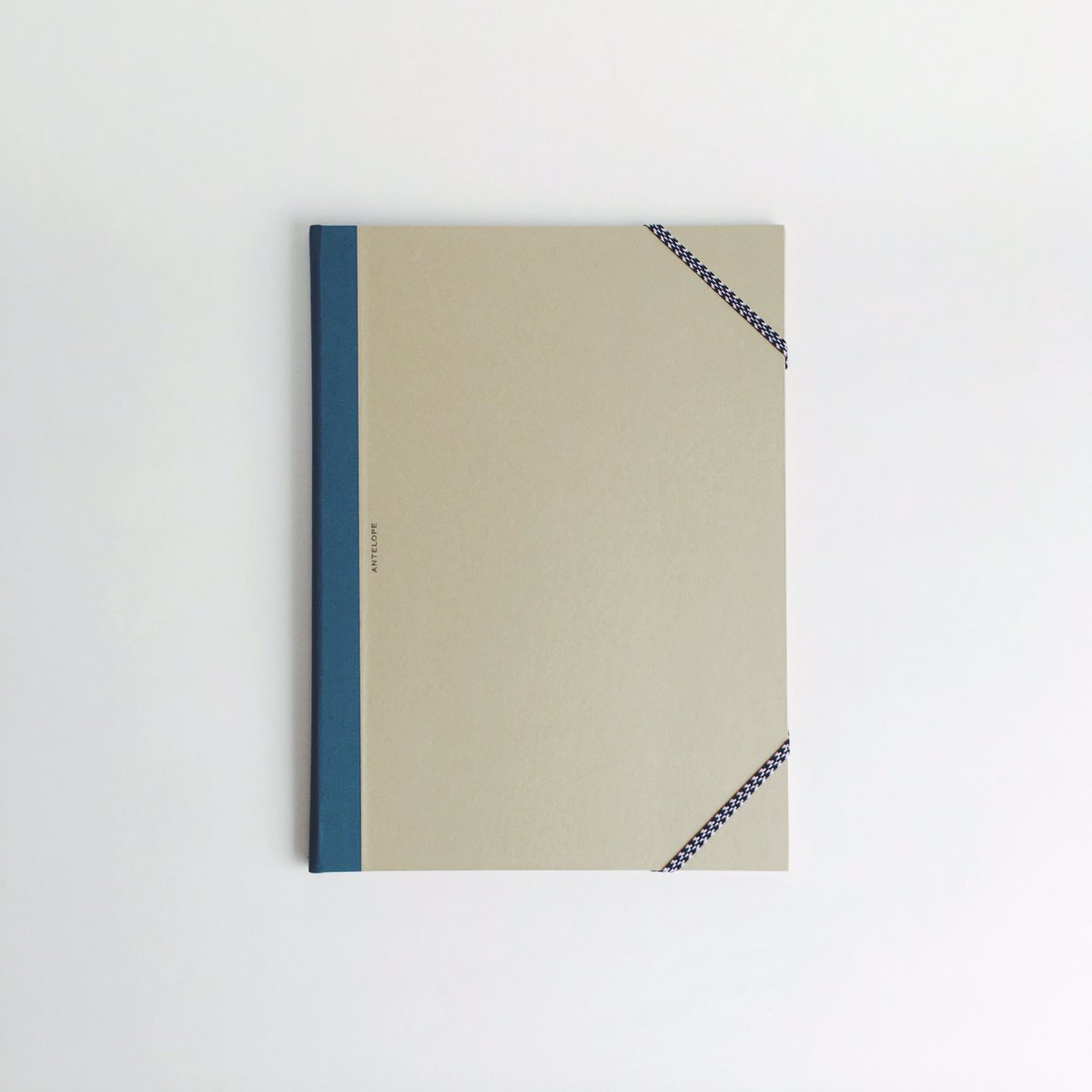 wknd_bookbinder's tweet photo. 017 DOCUMENT FOLDER
『週末でつくる紙文具』より
#bookbinding #papercraft #DIY #stationery #documentfolder #製本 #文具 #週末でつくる紙文具 https://t.co/eQQB1VskIr