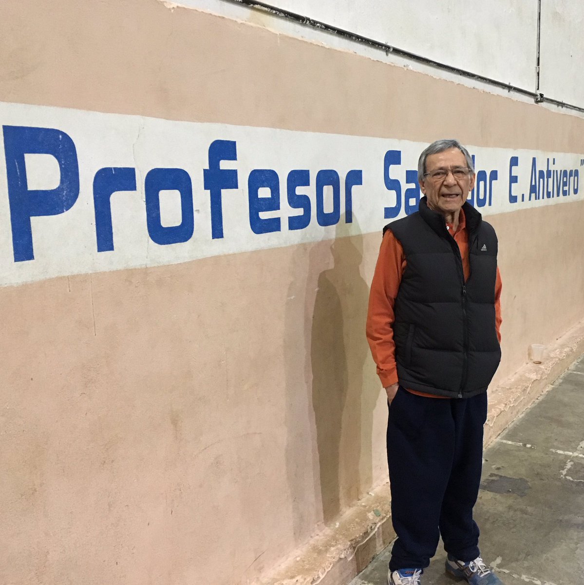 SKineticsLAB's tweet photo. Mientras todo tomaba forma en las Jornadas 2D @UniversidadUFLO Cipolletti el #ProfeDeTodos pasó a saludar en el gimnasio que lleva su nombre https://t.co/Z1K0SobSWw