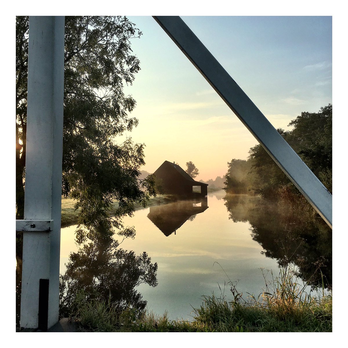 Rietsnijdersschuur Naardermeer, 17 september 08:05 uur. Foto: #doberitzjo.      @Natuurmonumenten <a href="/GooiseMeren/">Gooise Meren</a>