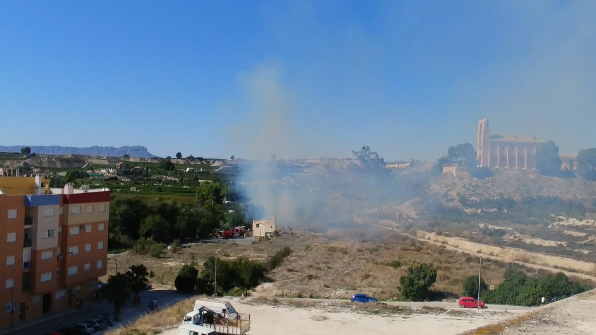 RemerTango520's tweet photo. Incendio de cañas, margen izquierdo Río Segura, km 1 crta B19 #Cieza
Helicóptero en la zona, se complica un poco. https://t.co/UEXDpAe44R