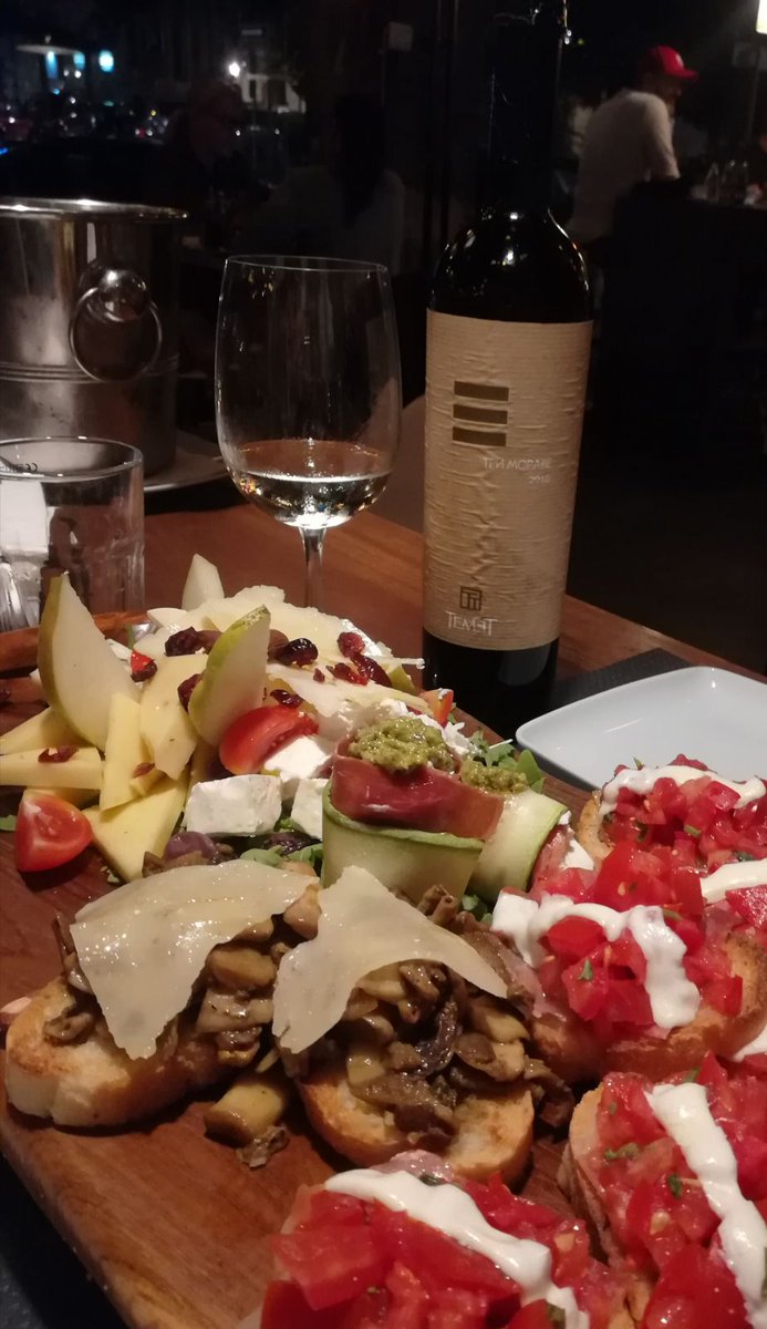VINOIGRAD's tweet photo. #Hedonizam zašto da ne, četiri je dana do petka. Živeli!!! #vinoigrad #temet #trimorave https://t.co/gs86qlMSZ8
