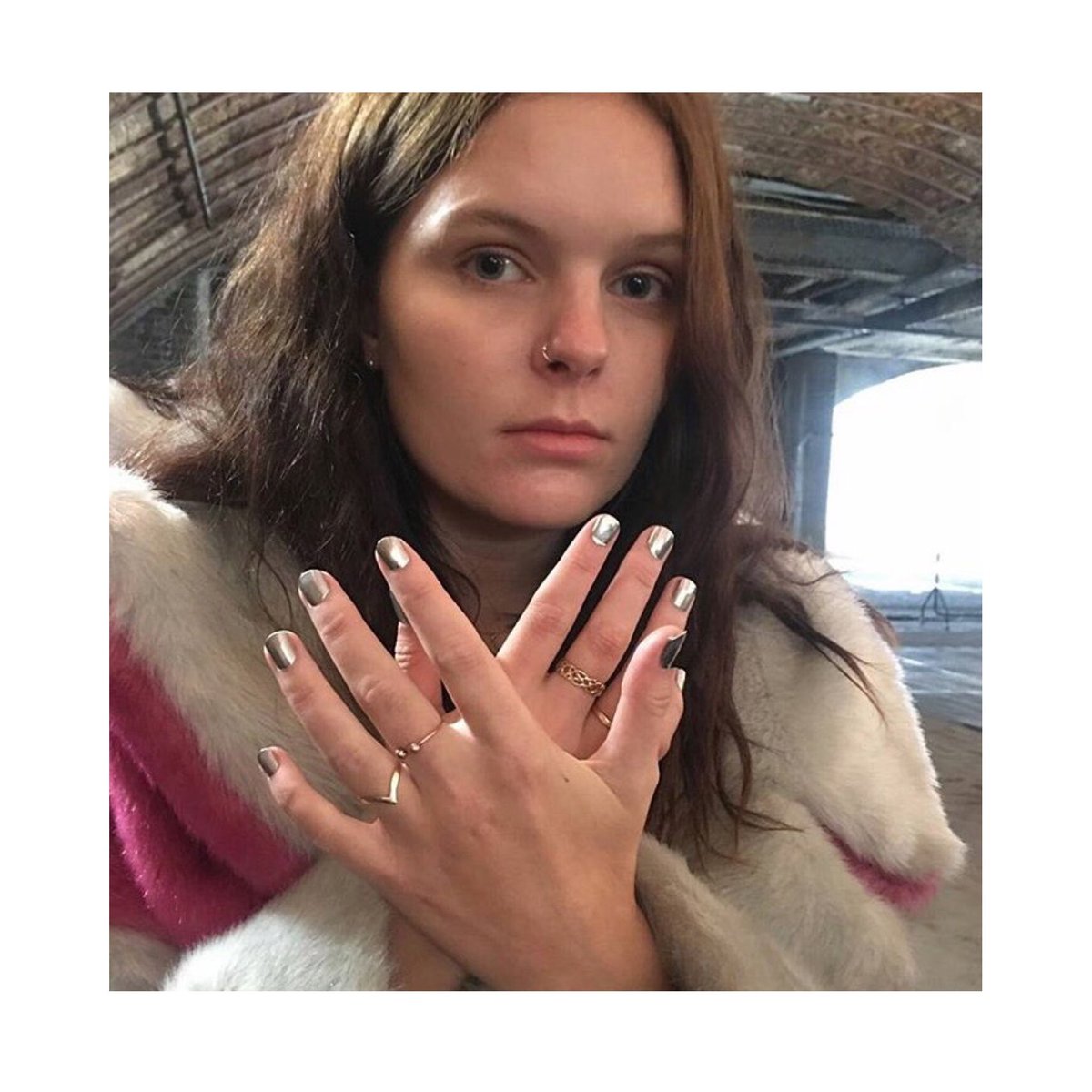 MantelpiecePR's tweet photo. Mirror mani's all round at @_MARQUESALMEIDA today, using @Soignenailsuk in #LeMiroir ✨💅🏻✨ #LFW #LFWSS18 https://t.co/w14M6VSGct