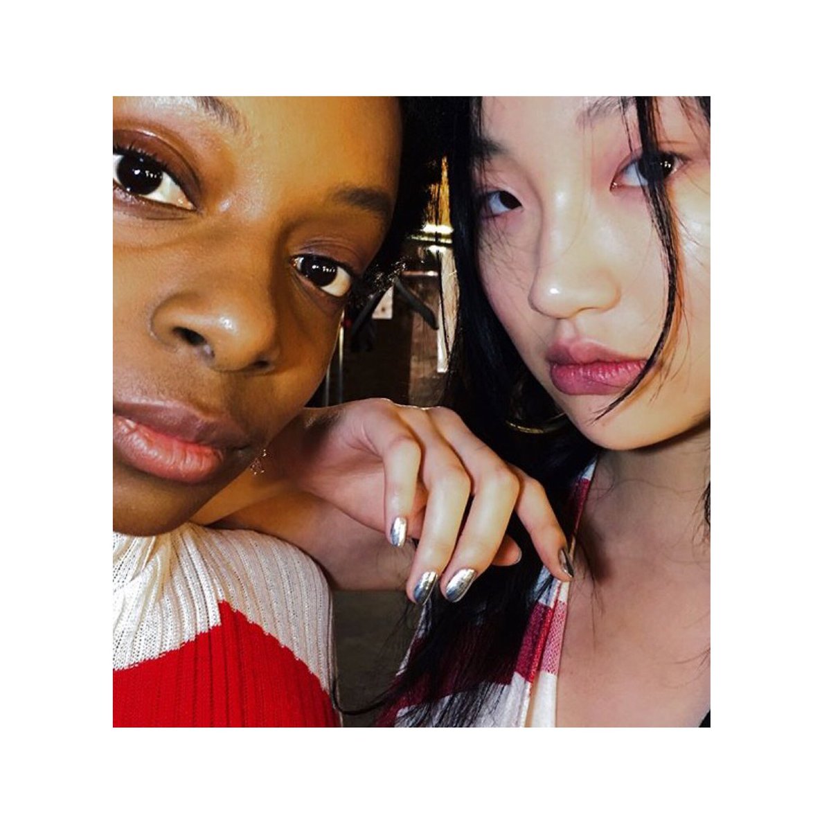 MantelpiecePR's tweet photo. Mirror mani's all round at @_MARQUESALMEIDA today, using @Soignenailsuk in #LeMiroir ✨💅🏻✨ #LFW #LFWSS18 https://t.co/w14M6VSGct