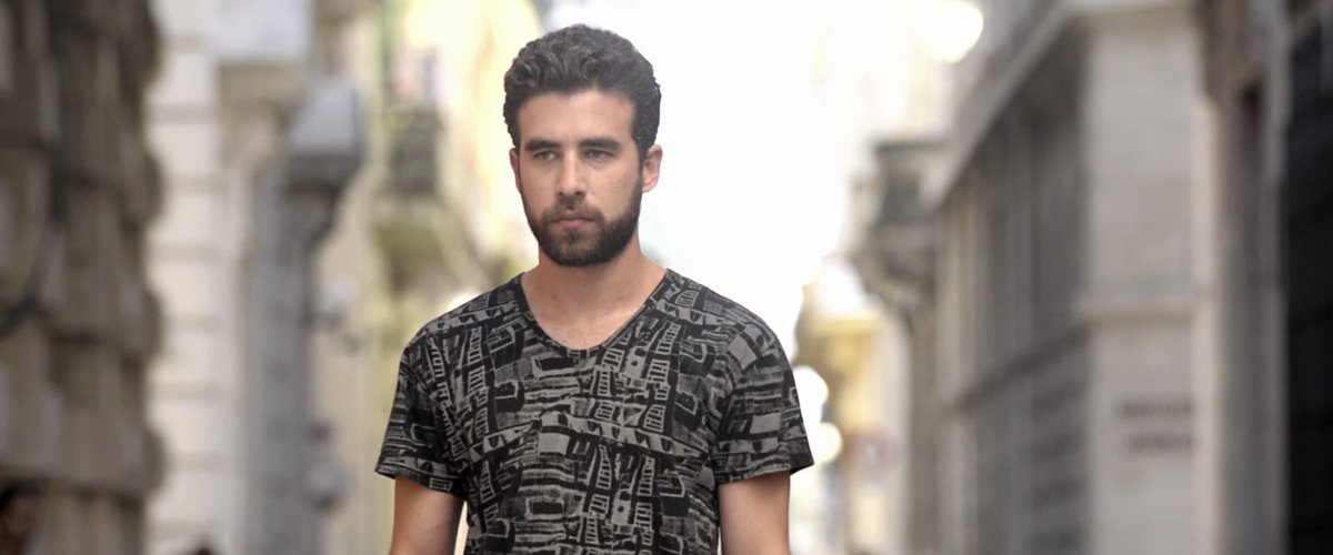 fila20films's tweet photo. In FOUR DOORS, a satire by fila20, Ernesto becomes one of the few privileged with Internet access inside Cuba: https://t.co/sWC7DYC9ef https://t.co/bbuN86xEGH