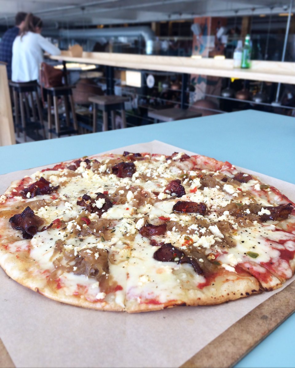 Pizza Paparazzi are a'lurking. 👀🍕